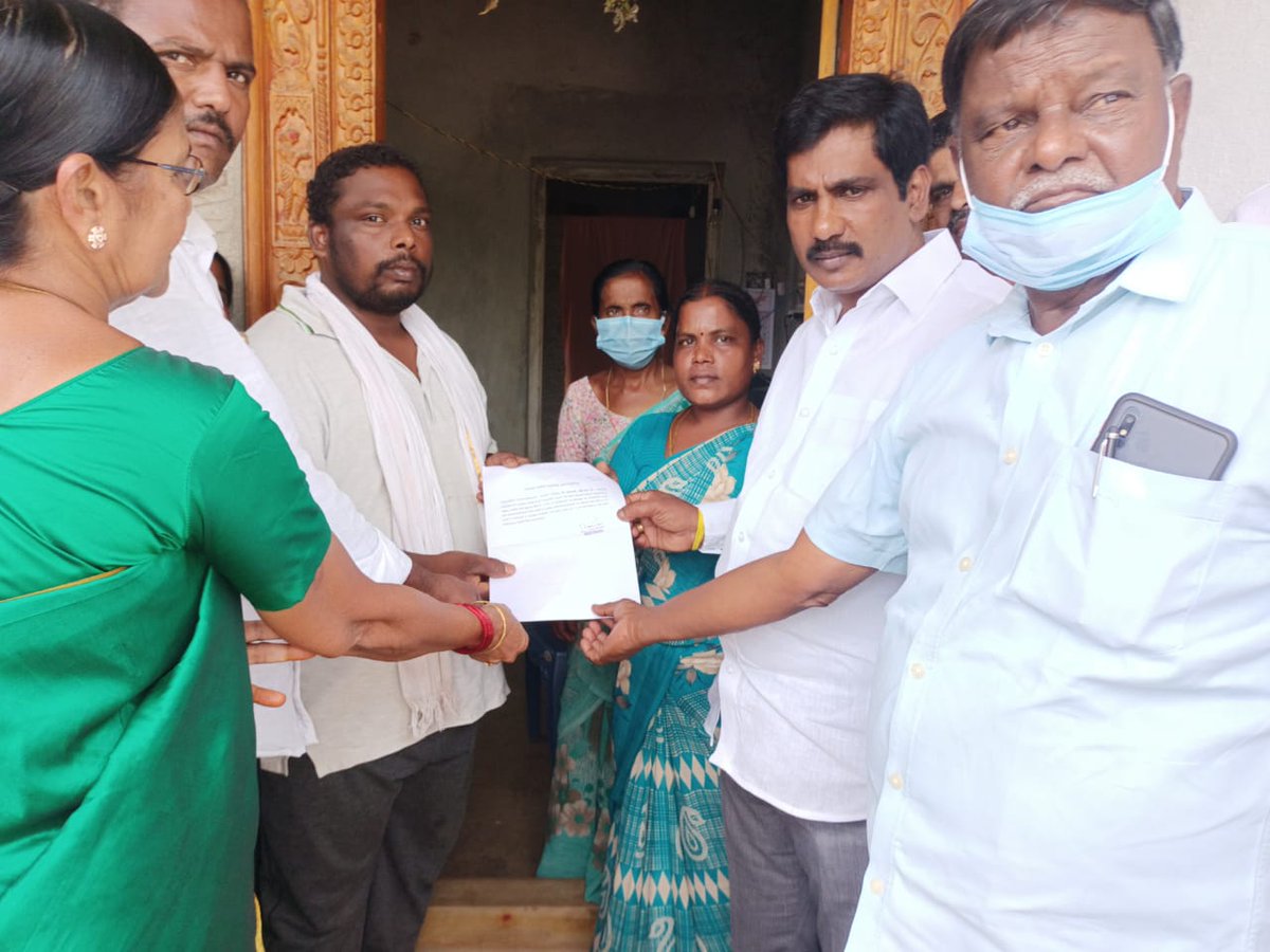 MSBabuOfficial's tweet photo. పూతలపట్టు నియోజకవర్గం బంగారుపాల్యం మండలం టేకుమంద గ్రామానికి సంబంధించిన వారు తుఫాను కారణంగా వంకలో కొట్టుకుపోయిన నలుగురుకి ప్రభుత్వం నుండి ఒక్కొక్కరికి 5 లక్షల చొప్పున చెక్కులను స్థానిక ఎమ్మెల్యే ఎంఎస్ బాబు వారి కుటుంబాలకు అందజేశారు.
#YsrcpPuthalapattu
#CMReliefFund https://t.co/XyVp1bAMMd
