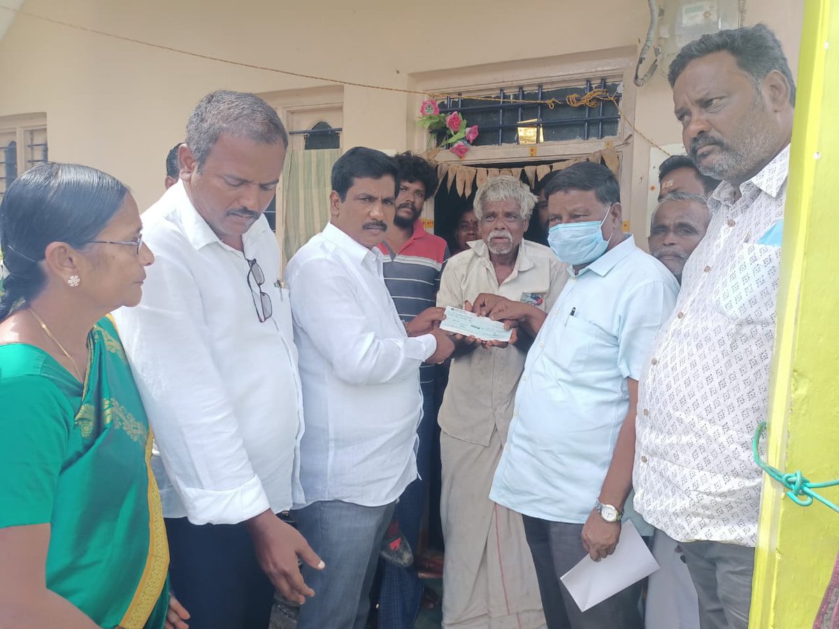 MSBabuOfficial's tweet photo. పూతలపట్టు నియోజకవర్గం బంగారుపాల్యం మండలం టేకుమంద గ్రామానికి సంబంధించిన వారు తుఫాను కారణంగా వంకలో కొట్టుకుపోయిన నలుగురుకి ప్రభుత్వం నుండి ఒక్కొక్కరికి 5 లక్షల చొప్పున చెక్కులను స్థానిక ఎమ్మెల్యే ఎంఎస్ బాబు వారి కుటుంబాలకు అందజేశారు.
#YsrcpPuthalapattu
#CMReliefFund https://t.co/XyVp1bAMMd