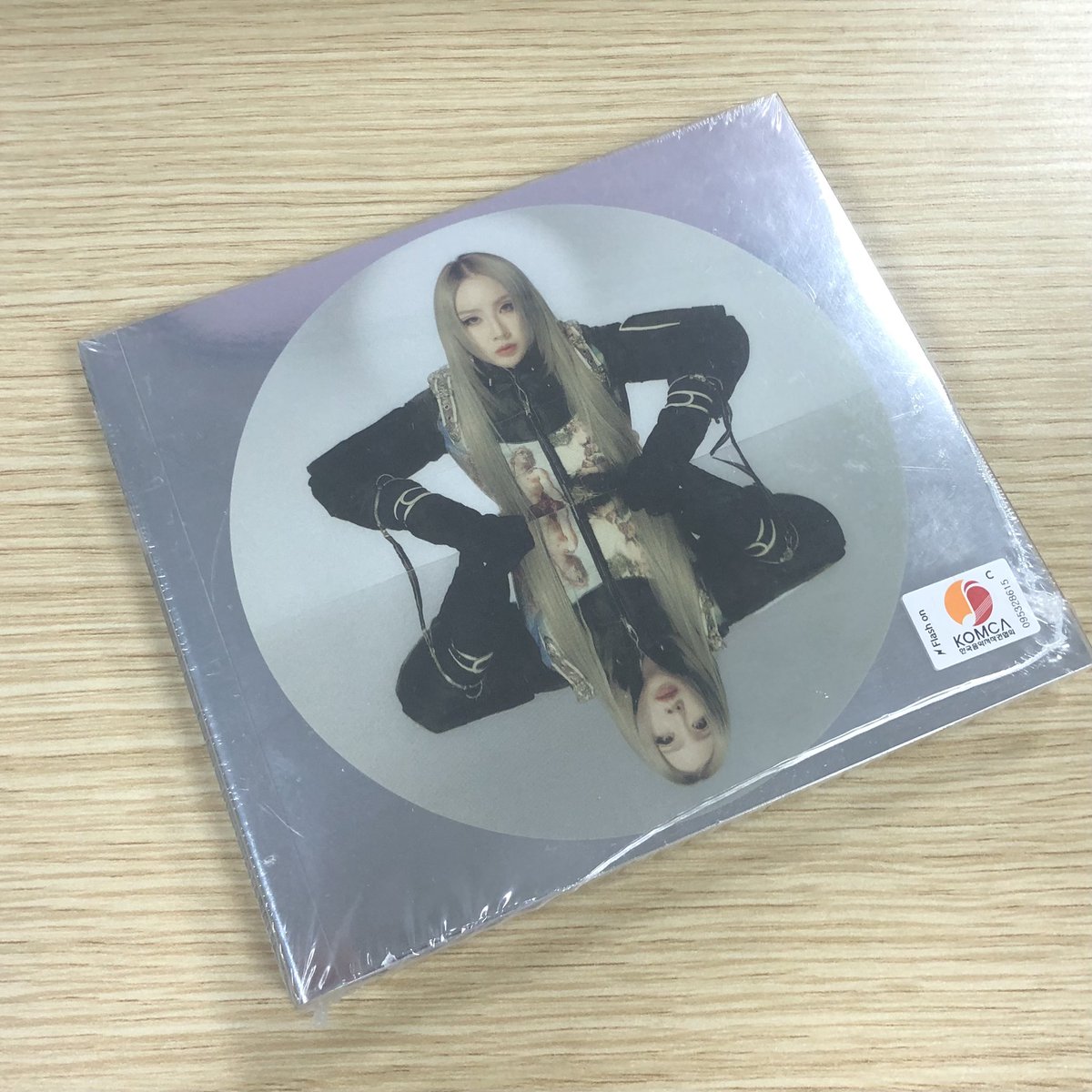 tdxxi's tweet photo. Finally i got mine yassss!!! Love the design and photobook so much @chaelinCL
#ALPHA #CListheALPHA #CHAELINCL #ALPHAByCL #CL https://t.co/jtnhG0qYNF