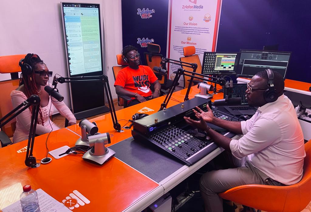 Today's guests are seated in studio! 

Join #thestatecraft live on @zylofon1021fm & @ZylofonTv with @NoelNutsugah and his guests

▪️@akiyanamusic [Dancehall Artiste]

▪️@Obibiniboafo [Rapper/Musician]

[Now Discussing]

The #BlackConcert

#thestatecraft
#MorningShow
#zylofonmedia