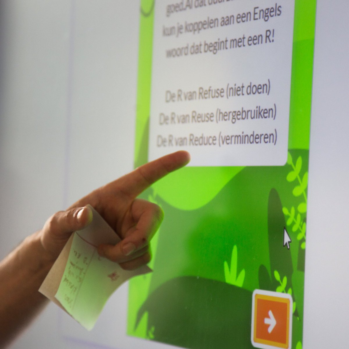 Om je te helpen steeds duurzamere keuzes te maken zijn er 5 R'en bedacht:

Refuse = weigeren ofwel niet doen 
Reuse = hergebruiken (product) 
Reduce = verminderen 
Repair = repareren 
Recycle = hergebruiken (materiaal)

Deze 5 R’en worden uitgebreid behandeld in de #DuurzameLes