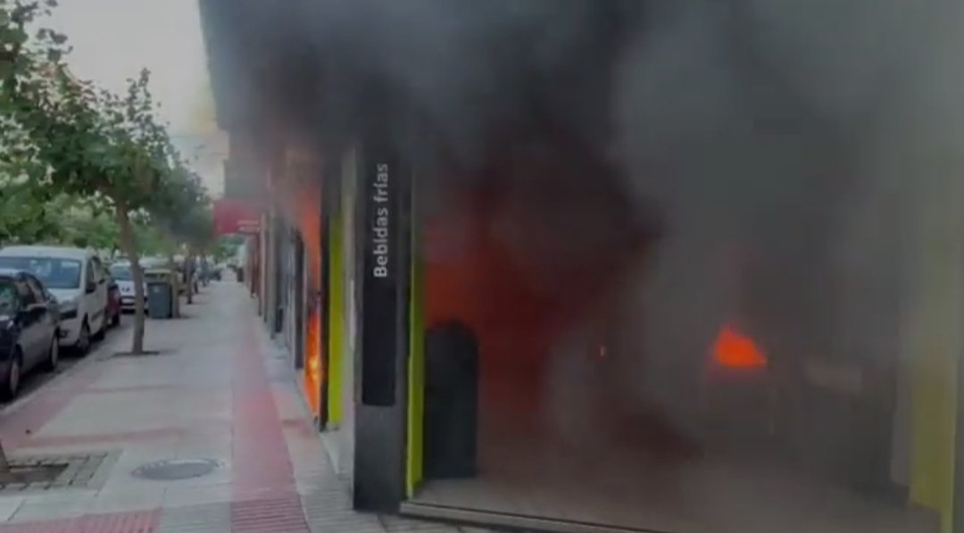 tuitcoruna's tweet photo. #ESTAPASANDO| Nuevo incendio en máquinas expendedoras. @OsMallosUnidos https://t.co/5C67Y9FCOC