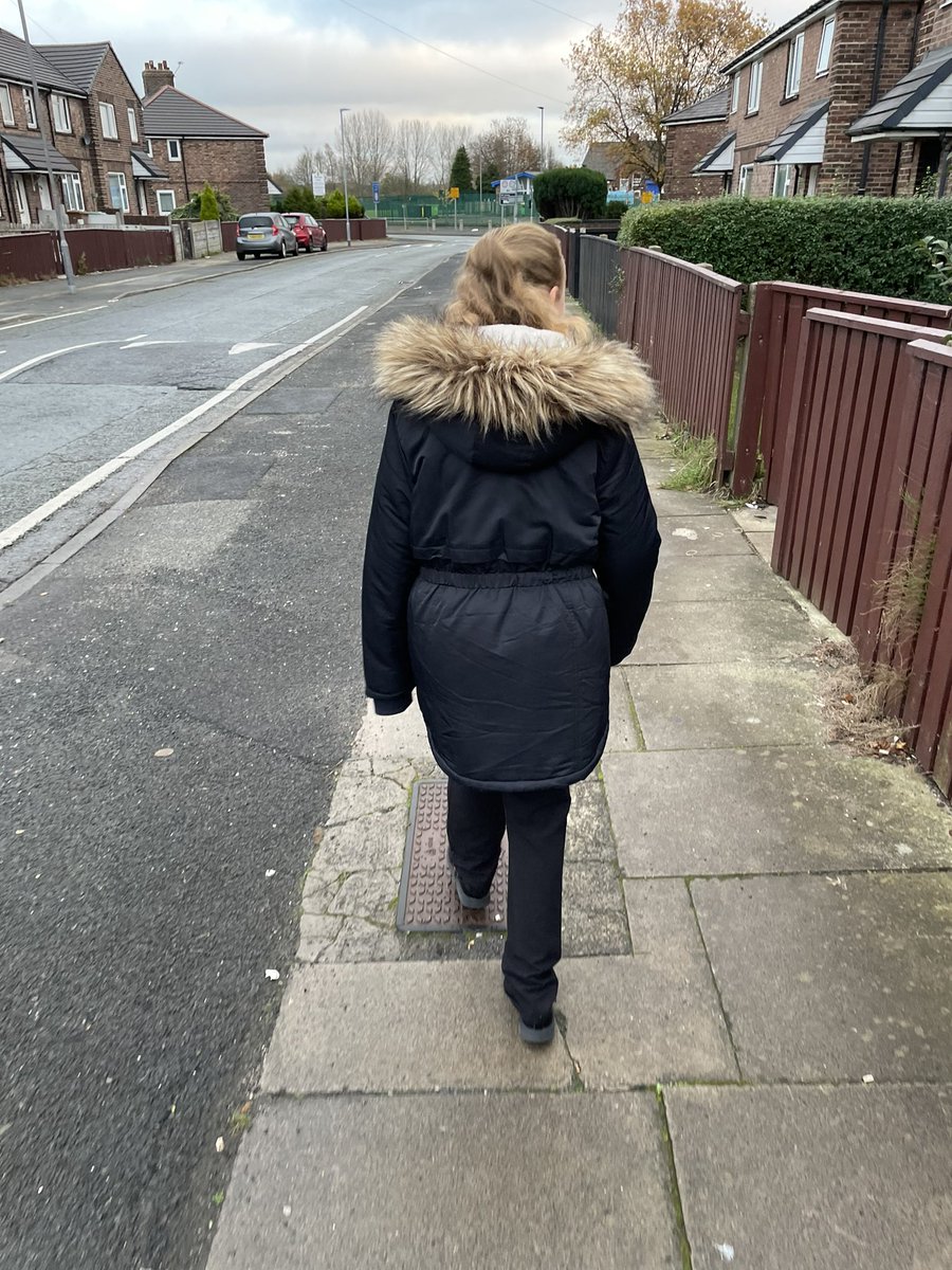 Michell94877978's tweet photo. Walking to school this morning @MissHeatonMB @MertonBankP https://t.co/XbBJORnUi2