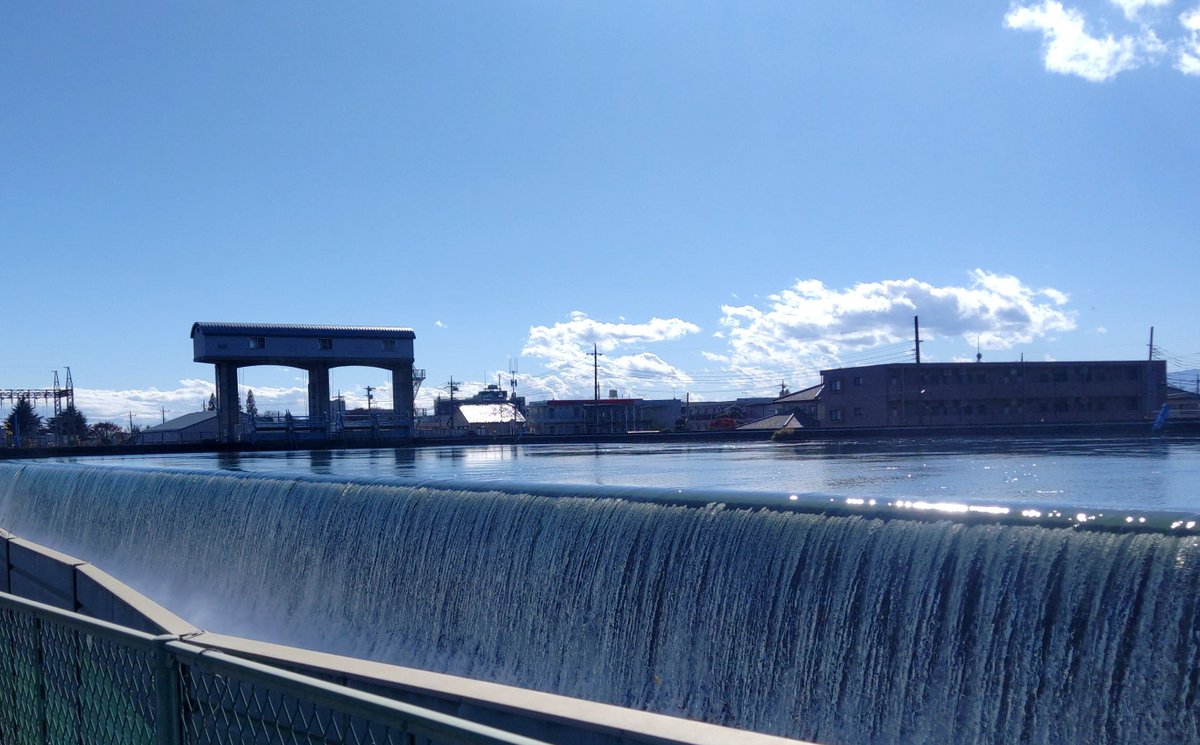 cygnus_wing's tweet photo. 前橋市にある群馬県関根発電所。
農業用水の広瀬川に県の発電所だけでも４ヶ所。
水力発電は落差が大きいほど出力が大きくなるので、落差を求めて立地を探すんだけど、この関根発電所は落差9.5mしかない。
しかも住宅街にあり、越流して迂回する流れが轟々と音を立てて周囲に響く。
���所に住みたい。 https://t.co/YTTcVfJyG4