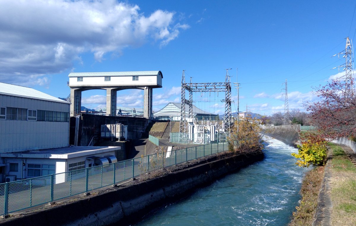 cygnus_wing's tweet photo. 前橋市にある群馬県関根発電所。
農業用水の広瀬川に県の発電所だけでも４ヶ所。
水力発電は落差が大きいほど出力が大きくなるので、落差を求めて立地を探すんだけど、この関根発電所は落差9.5mしかない。
しかも住宅街にあり、越流して迂回する流れが轟々と音を立てて周囲に響く。
���所に住みたい。 https://t.co/YTTcVfJyG4
