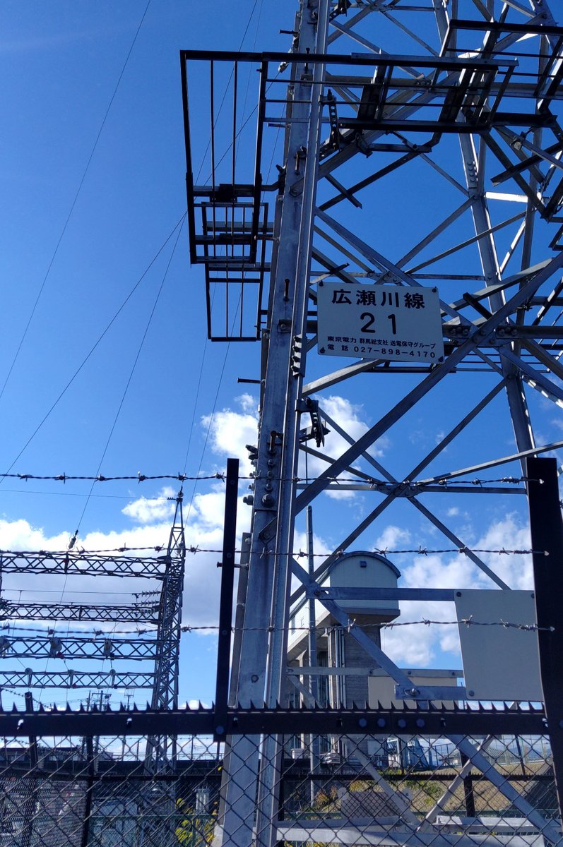 cygnus_wing's tweet photo. 前橋市にある群馬県関根発電所。
農業用水の広瀬川に県の発電所だけでも４ヶ所。
水力発電は落差が大きいほど出力が大きくなるので、落差を求めて立地を探すんだけど、この関根発電所は落差9.5mしかない。
しかも住宅街にあり、越流して迂回する流れが轟々と音を立てて周囲に響く。
���所に住みたい。 https://t.co/YTTcVfJyG4