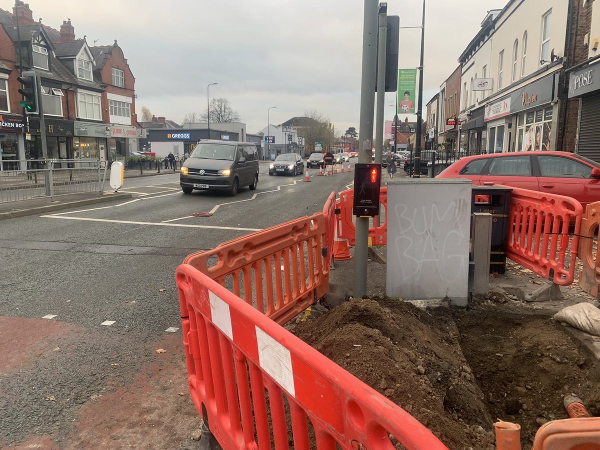 Paul_SLG's tweet photo. I think I’m supposed to stand in the road while I press the crossing button. https://t.co/DH5PJyL9Q6