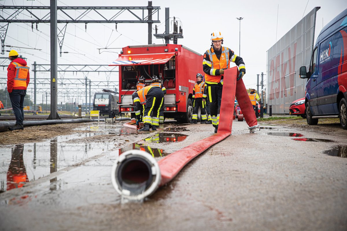 Voor emplacementen in de Rotterdamse haven maakt <a href="/ProRail/">ProRail</a> slim gebruik van een computermodel om te bepalen hoe je onder verschillende weersomstandigheden op elk spoor kunt blussen. Marcel van Brussel en Jack Konings, leggen uit hoe dit werkt.  thefutureisours.nl/logistieke-die…
