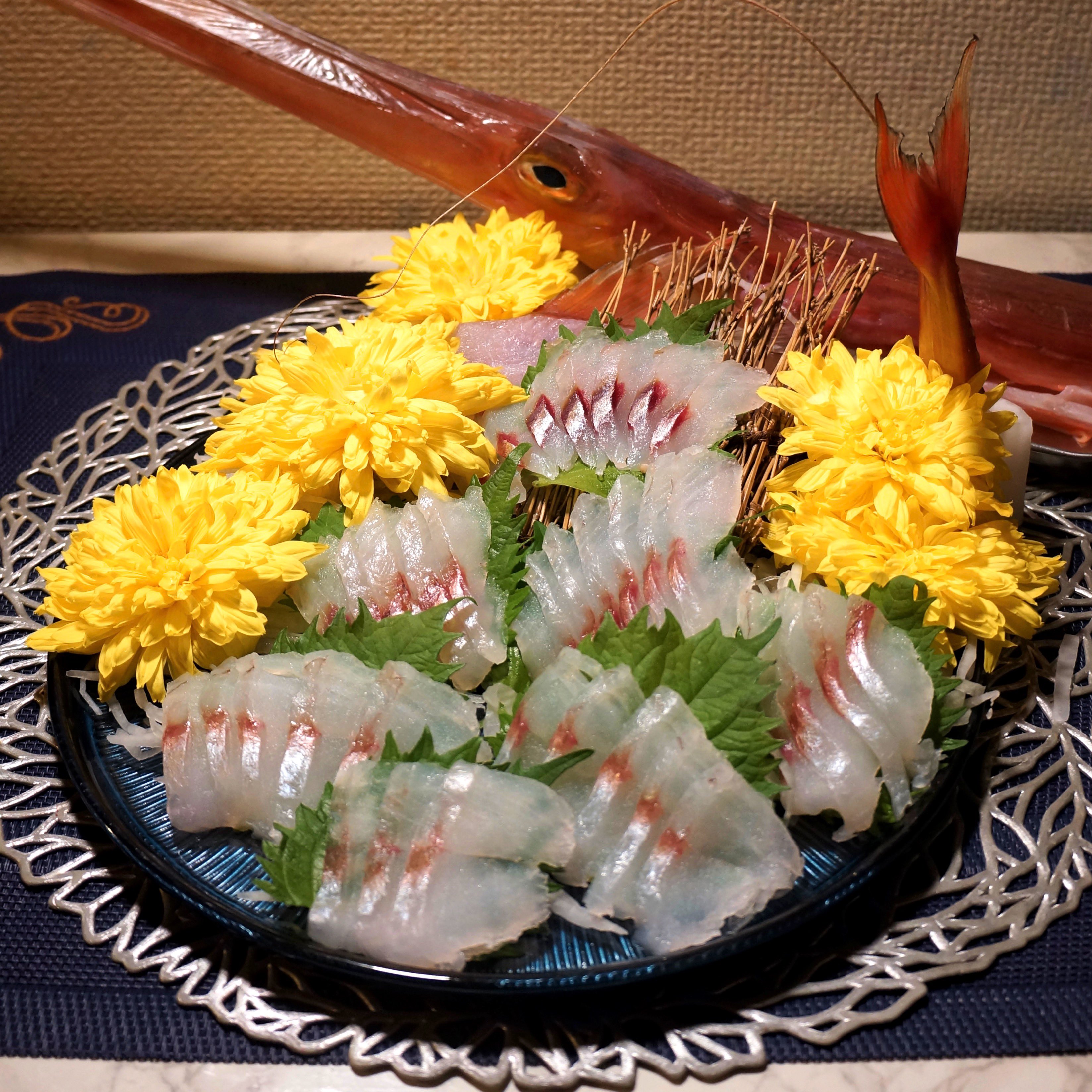 オーロラ Aurora おうちごはん アカヤガラ の お刺身 長くて大きいのをさばいてお造りにしたよ 透明感のある綺麗な身で しっかりとしつつも歯切れが良い食感だね 上品だけど余韻を感じるはっきりとした旨味と爽やかな魚の良い