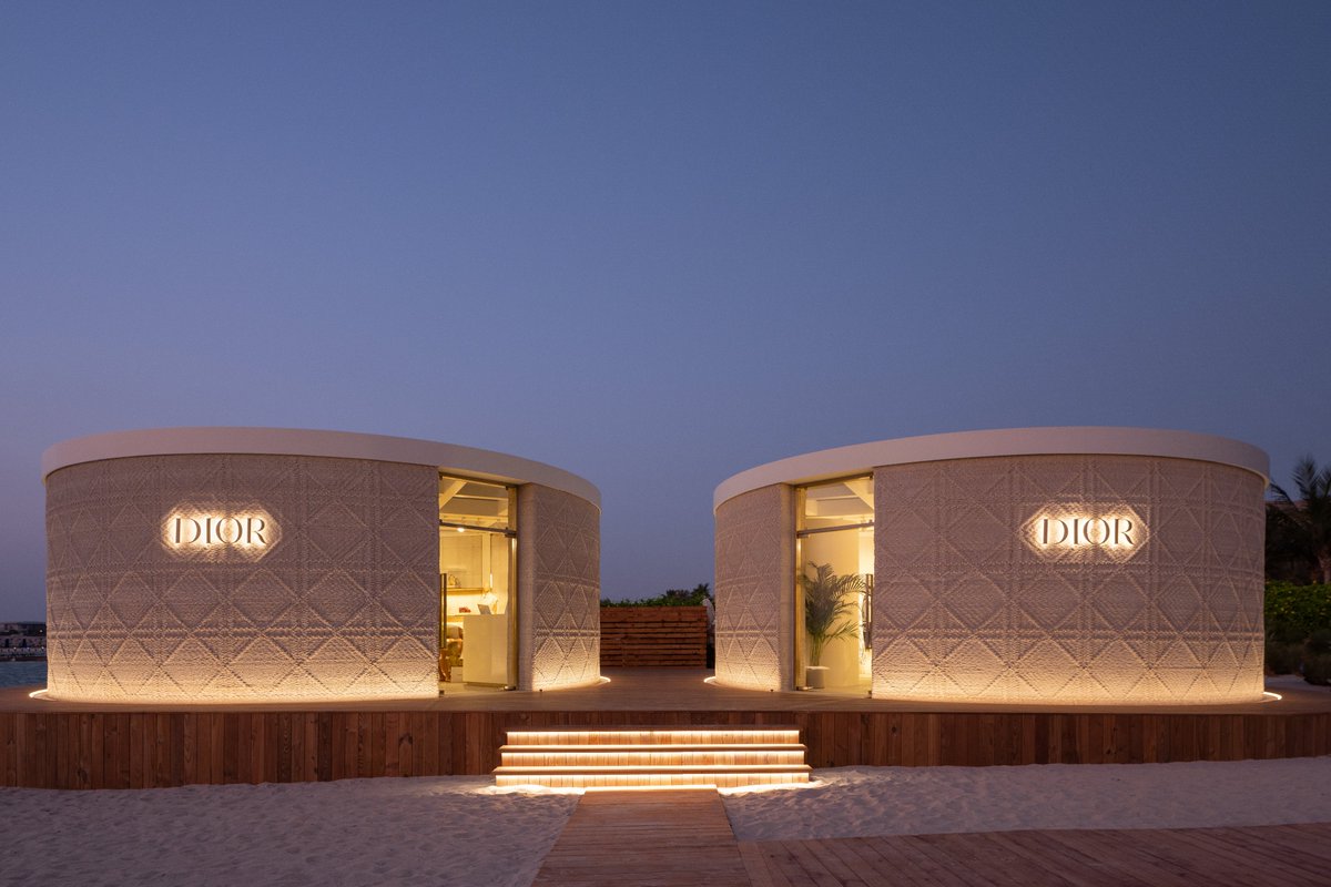 3dwasp's tweet photo. See the Cannage Motif of the Maison @Dior highlighted on the facade of the new Pop-up Store in the landscape of Jumeirah Beach, Dubai.  
© photo @msomji 
#architecture #3dprinting  #additivemanufacturing #design #dior #3dwasp #fashion #technology https://t.co/4HquI5dasM