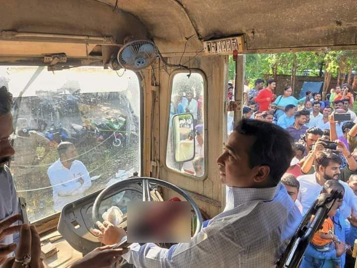 Swapnil31131530's tweet image. ते संप मागे होईल तेव्हा होईल....
पण आगारात बसेस सुरक्षित आहेत का शासनानं पाहावं प्रत्येक आगारात एक माणुस बसेस वर लक्ष ठेवायला हवा.
लहान पोरं खेळत खेळत भलतच ईकडच तिकडं करून ठेवतीला उग नंतर तरास नकु ते काय खेळणं नव्हं😐
#msrtcstrick 
#msrtc_supports_st_workers 
#MSRTC