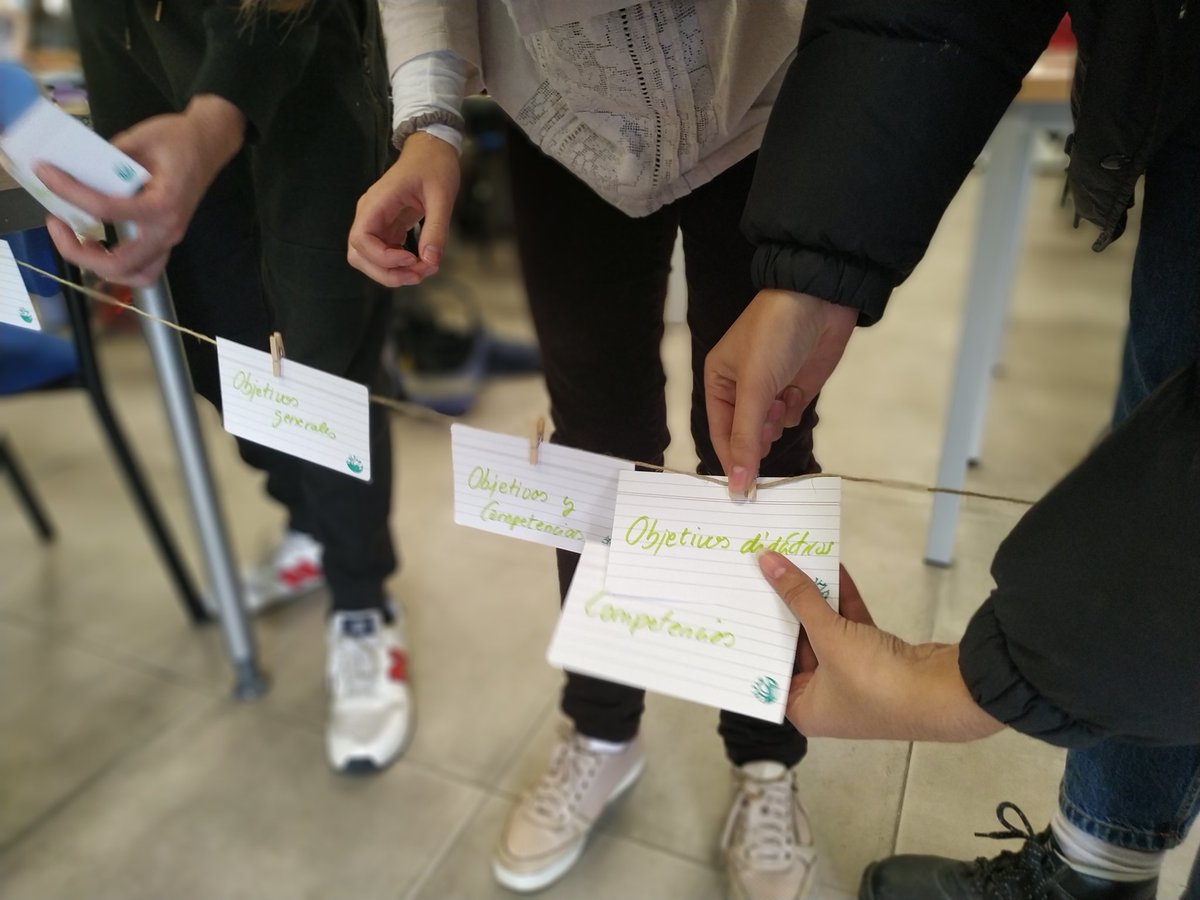 LorenaLpzMdz's tweet photo. Cuando el acto cotidiano de #tender se convierte en un proceso de #programacióneducativa partiendo del #errorsistemático (Piaget) para facilitar el #aprendizajesignificativo y #constructivista en #GradoBellasArtes @bbaaculturaUCM https://t.co/hHVXHjjN68