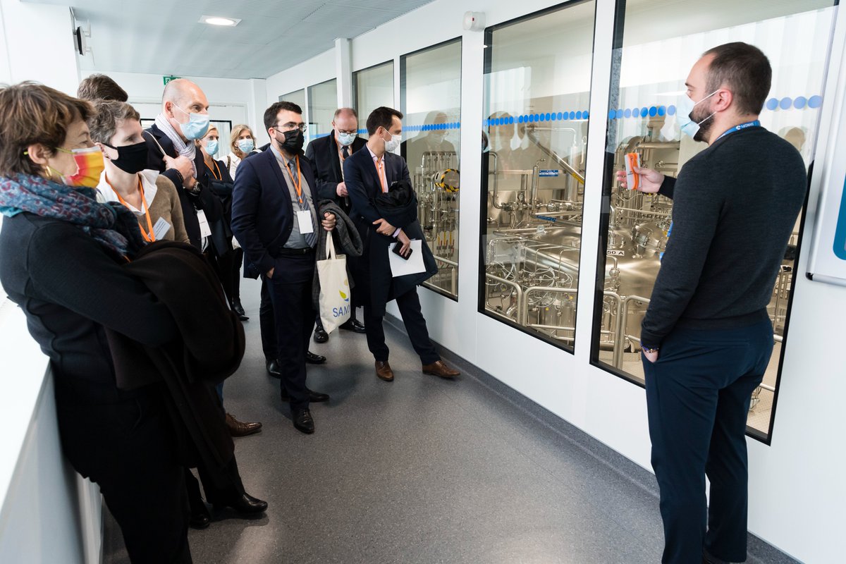 SanofiFR's tweet photo. [#InsideSanofi] Nos équipes du site de #VitrySurSeine ont eu le plaisir d’accueillir la 17e promo du cycle des hautes études pour le développement économique #CHEDE pour leur présenter nos activités et faire une visite de nos installations.

#Industrie #Science #Sante

1/3 https://t.co/lrrcl0vX9Q