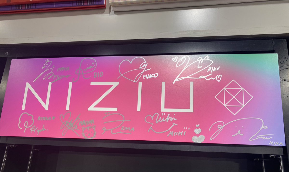 NiziU】 パネル＆衣装展1F入口にて開催中！ 5Fでは手書きコメント