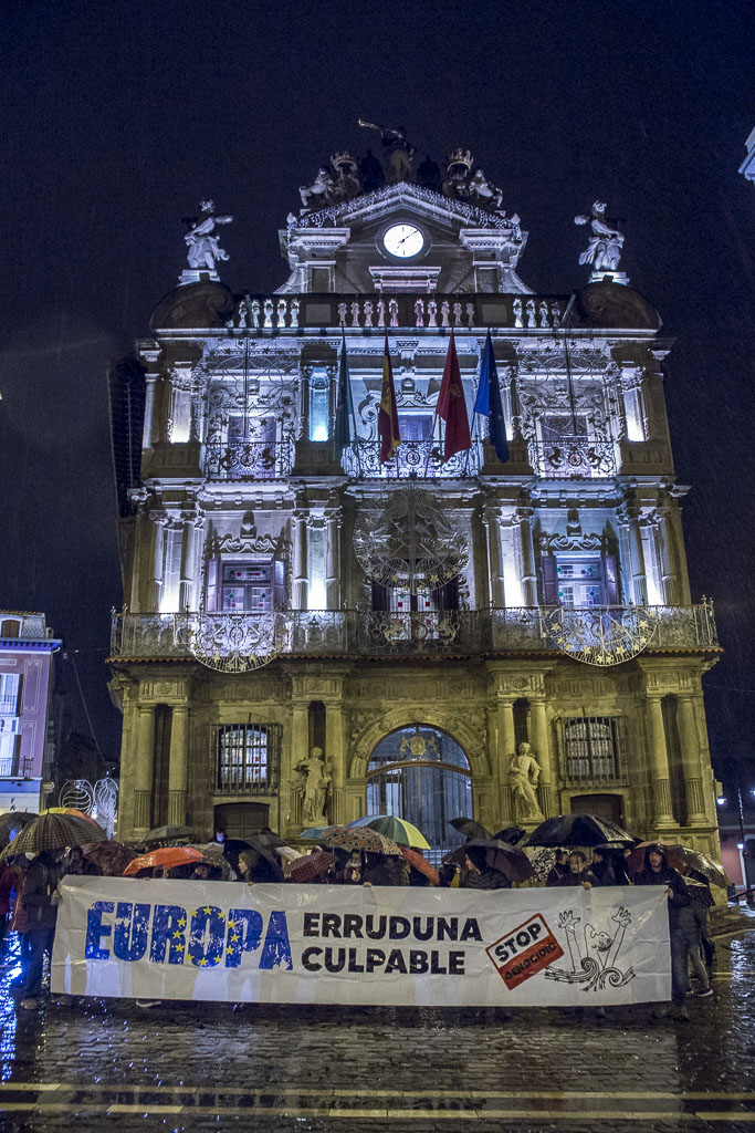 Ekinklik's tweet photo. [ARGAZKIAK] #EuskalHerriaHarreraHiria Concentración de denuncia de las políticas migratorias tras la muerte de otra persona en tránsito en el Bidasoa. https://t.co/9XQXZYjtHx
#EuropaErruduna https://t.co/bzu2WIByVn