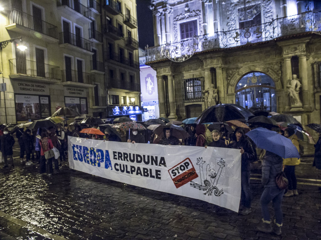[ARGAZKIAK] #EuskalHerriaHarreraHiria Concentración de denuncia de las políticas migratorias tras la muerte de otra persona en tránsito en el Bidasoa. bit.ly/32r5kXb
#EuropaErruduna