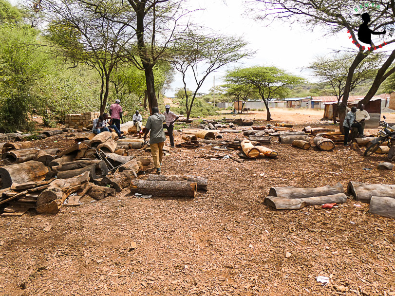 Treasures_Kenya's tweet photo. TH-NR 02
An awesome moment with beehive artisans at the communal log hive workshop in Radat; getting an insight into the making of the traditional Tugen log hive
🙂🐝👣🚙  
#ShotsOfKenya #TreasureHunt2021 #Northrift #ApicultureKenya #MagicalKenya #TreasureKenya #TembeaKenya https://t.co/wowiQdAtaq