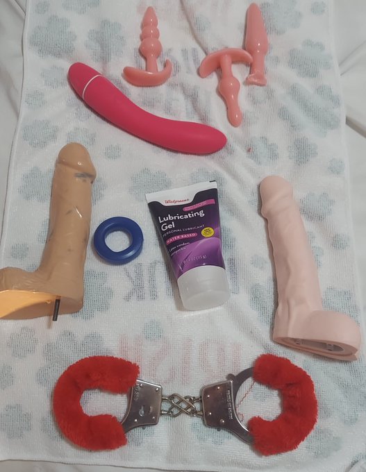 2 pic. Im Live on Cam 4 Stroking my cock and fucking my ass. CUM join in on the fun. 
https://t.co/2E4vAbed8e