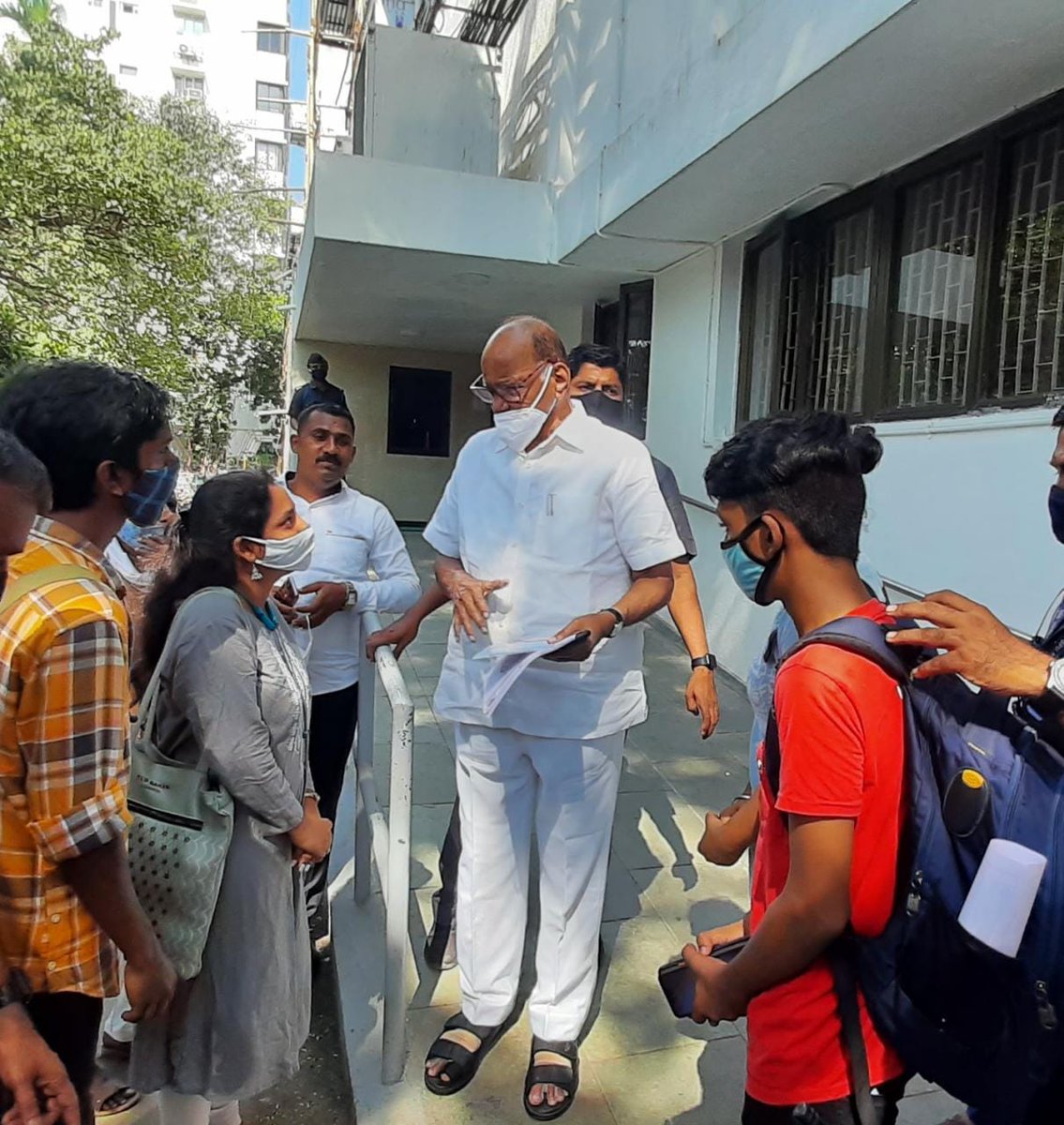 Vidyarthibharti's tweet photo. #विद्यार्थी_भारती 
#15_वा_वर्धापन_दिन 
#उल्काकल्लोळ 
      #विद्यार्थी_भारती 
#15_वा_वर्धापन_दिन 
#उल्काकल्लोळ 
       आज मा.शरद पवार साहेबांची भेट घेतली आपल्या कार्यक्रमाबद्दल छान चर्चा केली..आणि कार्यक्रमाचं आमंत्रण पत्रक दिल..
@Vidyarthibharti 
@indira_ganaee 
@ganai_pooja https://t.co/U0hsxnL6fA