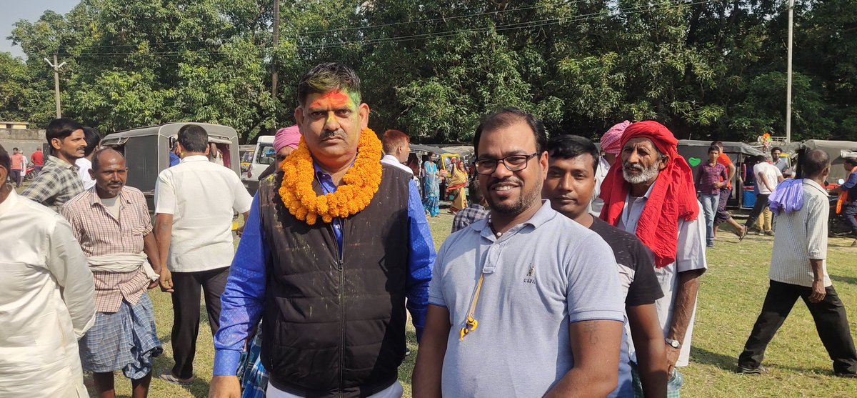 mkm84097's tweet photo. ग्राम पंचायत किशनपुर के लोकप्रिय, समाजसेवी वर्तमान मुखियापति हमारे मिथिलेश दा के साथ ।आज मुखिया पद के लिए आदरणीया श्रीमती पूनम राधा जी ने अपना नामांकन किया ।आपकी जय हो🙏🙏🙏💖💖💖 https://t.co/oZRSfh23d6