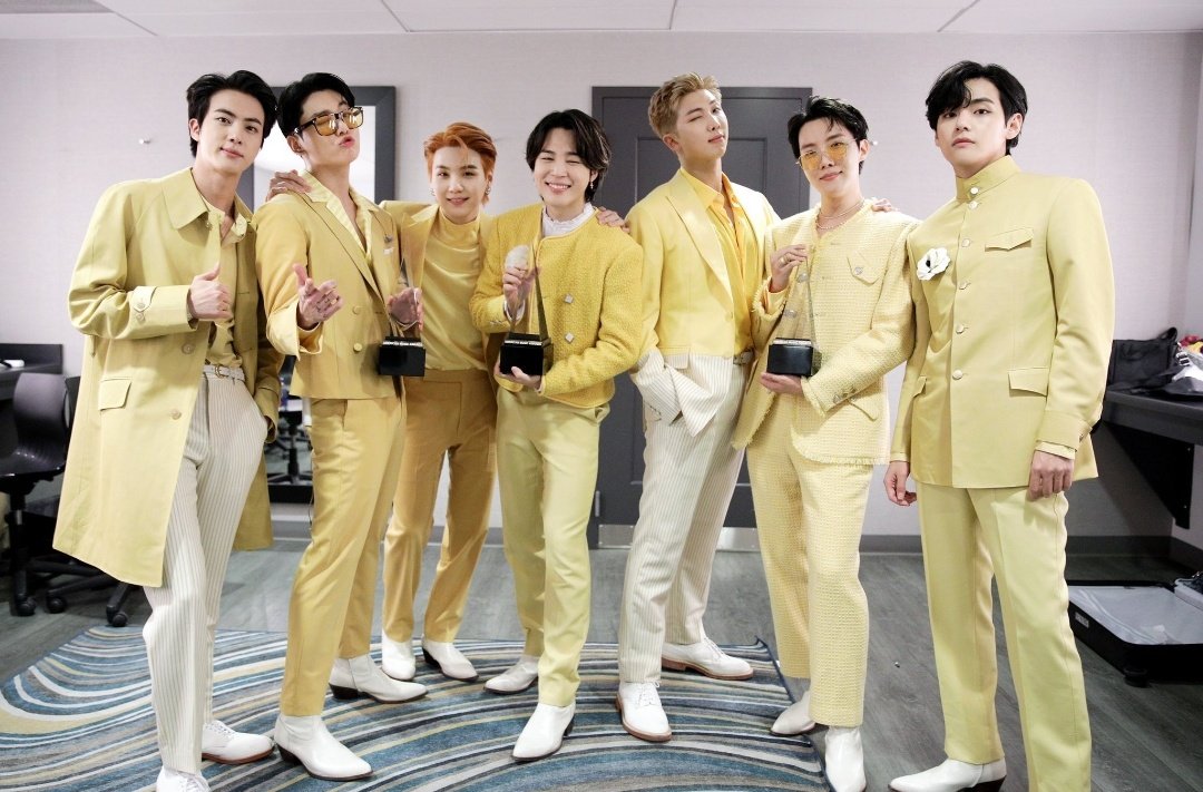 ski_diaries's tweet photo. No one:
Not a single soul:
Not even aliens:
Me: *BTS in your haldi ceremony* https://t.co/646uwgpNmn