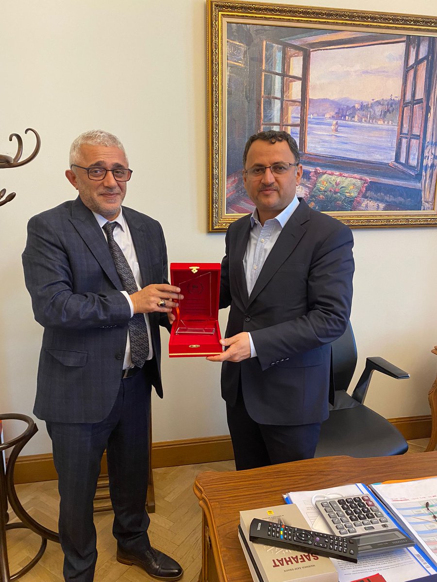 BDYD Genel Başkanı Sinan Balkaya, AK Parti Genel Başkan Yardımcısı ve Ziraat Bankası Yönetim Kurulu Üyesi Mahmut Kaçar'ı ziyaret etti. Türkiye Bosna Hersek Kültür Buluşması'na katkılarından dolayı plaket takdim etti. <a href="/ziraatbankasi/">Ziraat Bankası</a> <a href="/SinanBalkaya69/">Sinan Balkaya 🇹🇷</a> 

#Ankara 🇹🇷
