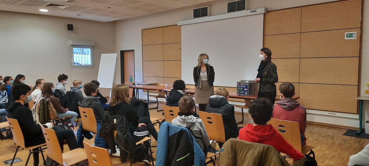 MathieuDepenau's tweet photo. Semaine européenne de réduction des déchets 👉 lancement au collège de #Barr de l'opération Game of Phones, en partenariat avec la #CEA et l'association @Envie_org.
Offrez une seconde vie à vos vieux téléphones ! #écodélégués #solidarité @DavlcStrasbourg @EDDacStrasbourg https://t.co/OHetkr8hEg