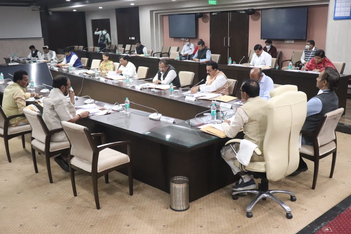 OfficeofSSC's tweet image. मुख्यमंत्री श्री @ChouhanShivraj ने कैबिनेट की बैठक से पूर्व संबोधित करते हुए कहा कि प्रधानमंत्री श्री @narendramodi जी की प्रेरणा से स्वच्छता के लिए हमारे प्रयास लगातार जारी हैं।