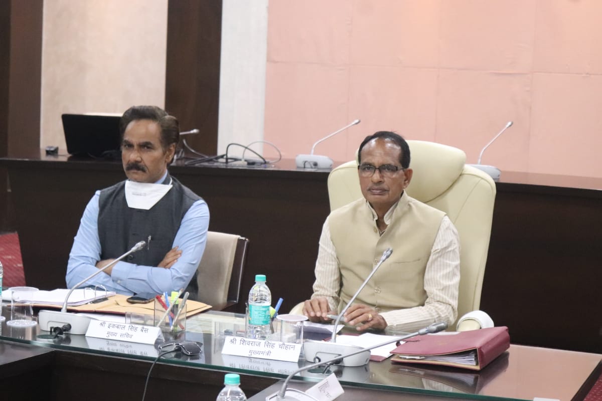 OfficeofSSC's tweet image. मुख्यमंत्री श्री @ChouhanShivraj ने कैबिनेट की बैठक से पूर्व संबोधित करते हुए कहा कि प्रधानमंत्री श्री @narendramodi जी की प्रेरणा से स्वच्छता के लिए हमारे प्रयास लगातार जारी हैं।