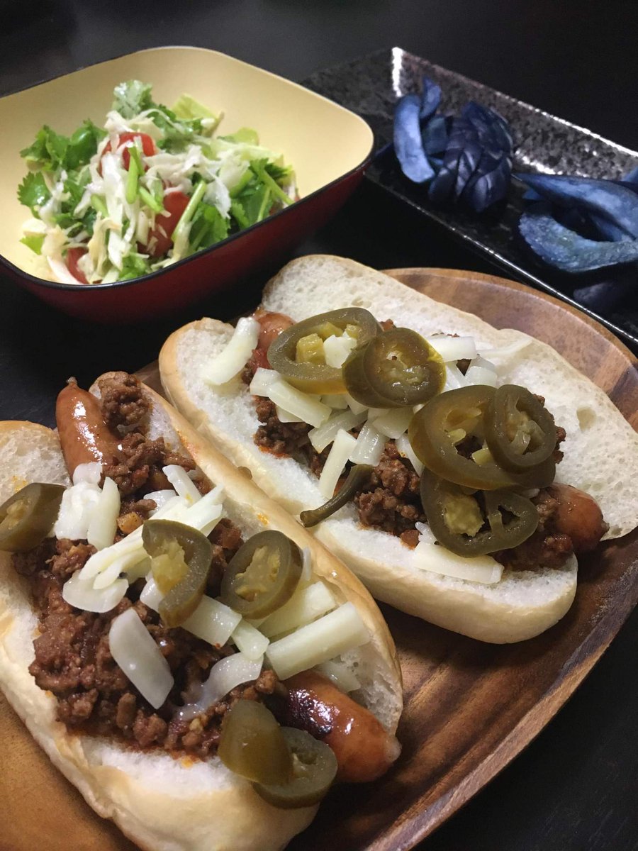 MarshmallowRomi's tweet image. #ChiliDog #Salad #Eggplant #Dinner #HappyBirthdayToMe #スパイシーチリドッグ

主人が作ってくれました！😋パクチーのサラダは私が作ったよ😊チリドッグおいしかったぁ✨😋🍴💕