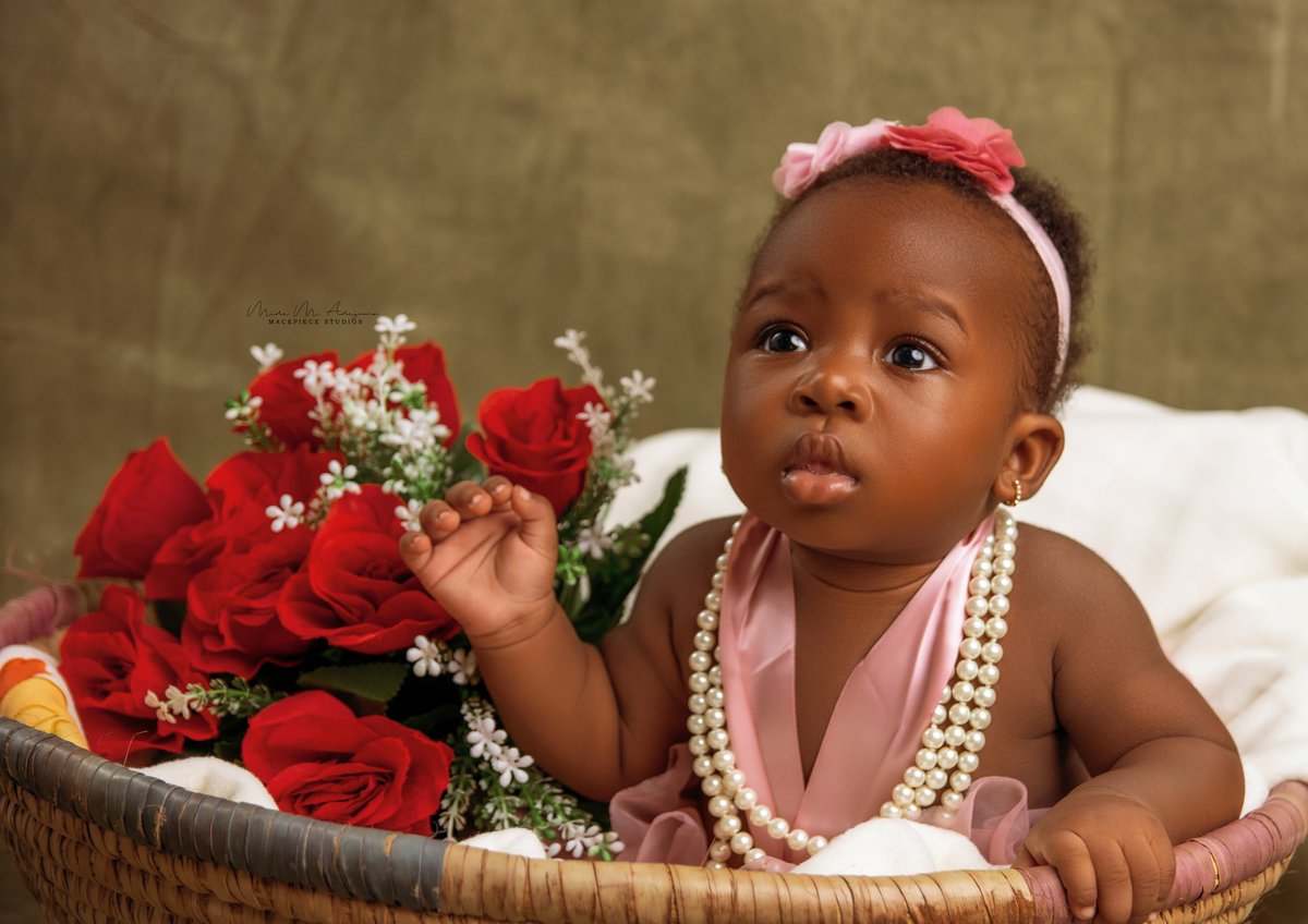 Mosesadejumo_'s tweet photo. 6 months portrait session with baby Rainbow, a replicate of @bim_bimpsy
A very smart, beautiful and funky baby. Grow and wax stronger angel ❤ 😘 
Framed and edited by @mide_moses1 
#kidsportraits #sixmonths #baby #cutebabies #beautifulkids #angel #photographer #retoucher https://t.co/4ZycML9FAU