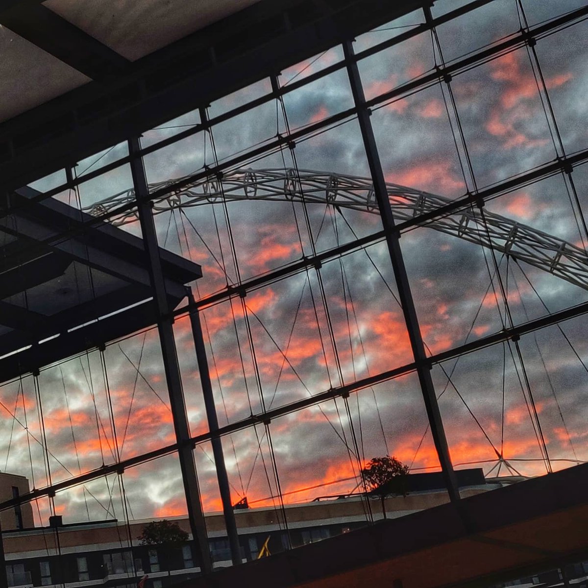 🔺🔻Red Sky 🔻🔺
#redsky #ThePhotoHour @ThePhotoHour #morning #sky #ukweather #brentciviccentre #Wembley #wembleyarena #wembleyarch #wembleystadium #November #clouds #Weather #photooftheday #PhotoMode #photographylovers #stadium