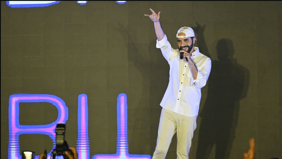 🌋 Pourquoi le "volvano bond" du Salvador est une petite arnaque. Petit thread. 👇

Vous avez certainement vu que le président du Salvador veut lever 1 milliard de $ en vendant des obligations backées par des $BTC pour construire Bitcoin City ? Là c'est lui en mode startuper👇...