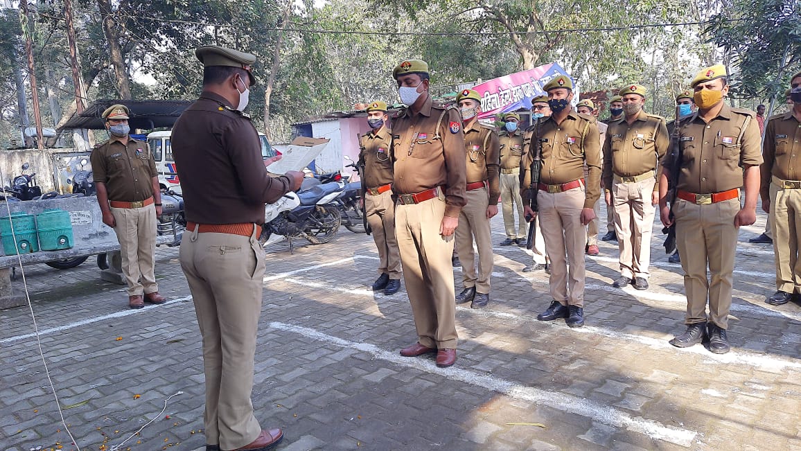gaurpolice's tweet photo. #पुलिस_झण्डा_दिवस
#SHOGaur द्वारा पुलिस झण्डा दिवस के अवसर पर थाना स्थानीय पर झण्डारोहण कर श्रीमान पुलिस महानिदेशक उत्तर प्रदेश महोदय के संदेश को पढ़कर पुलिसकर्मीयों को सुनाया गया। https://t.co/oxCf3f9lrv