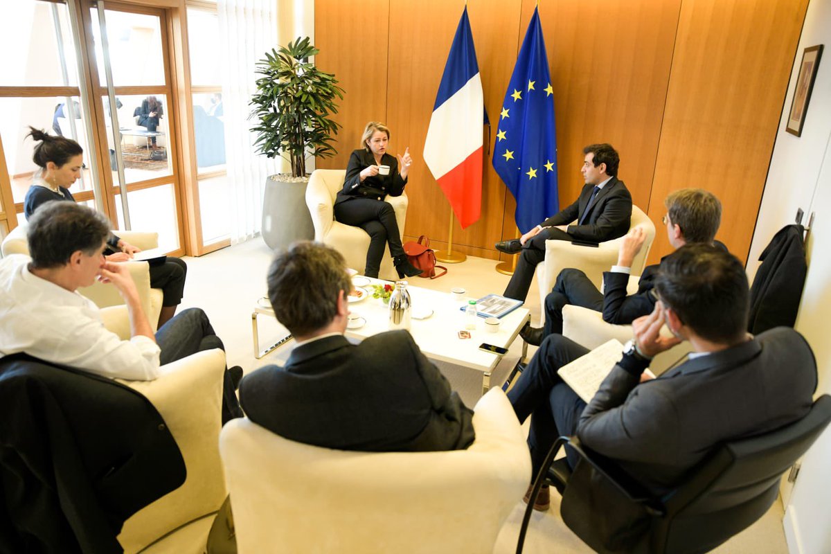 barbarapompili's tweet photo. 24 heures au Parlement européen pour préparer la présidence française de l’Union européenne.
1ère reunion : avec les députés de @Renaissance_UE.
Notre priorité : une Europe verte, souveraine, solidaire. https://t.co/YbcBZ0IXjC