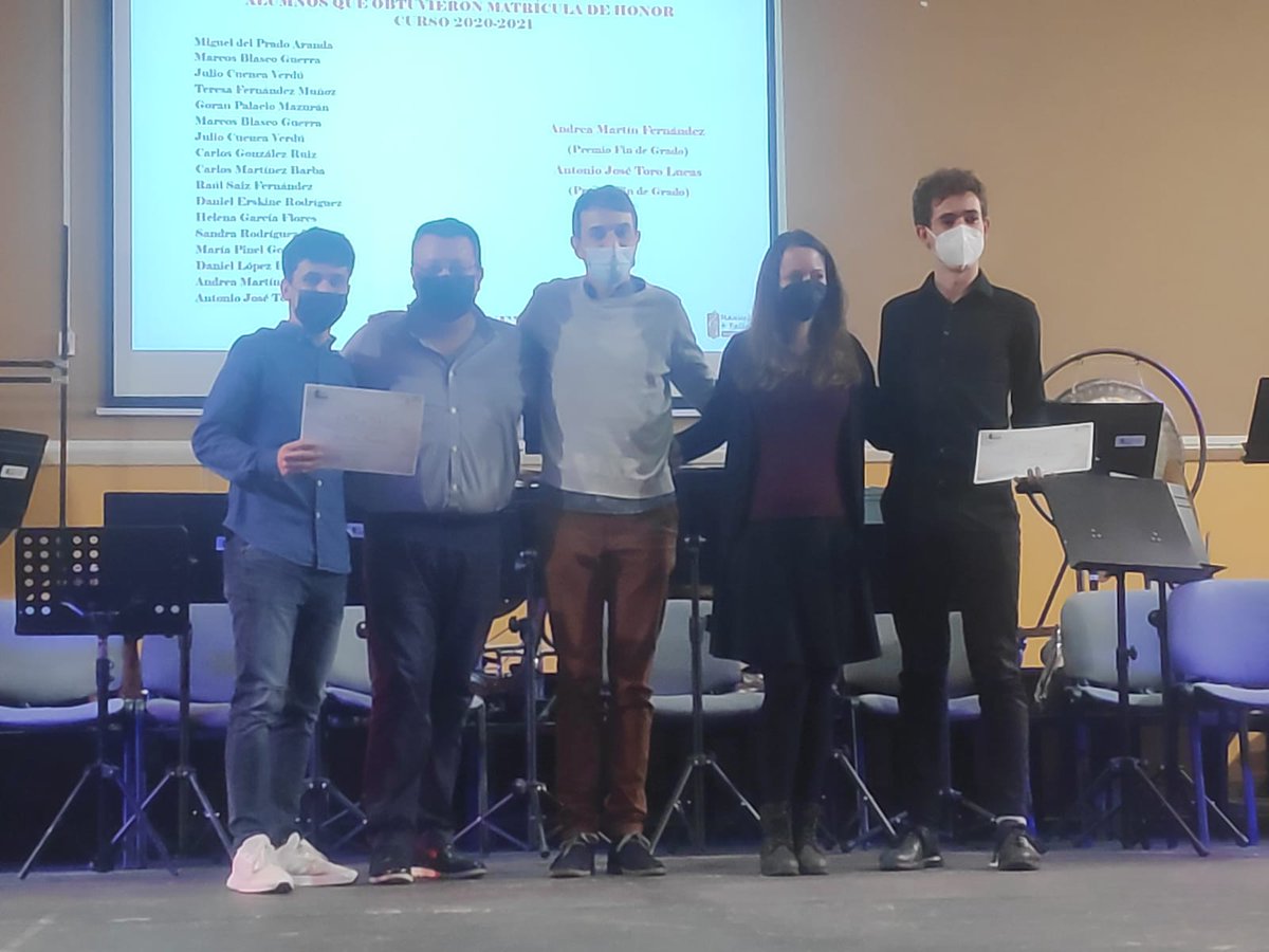 SupernenaRoja's tweet photo. Desde @AlcorconEduca con el Coordinador @Bytybajk estuvimos acompañando a l@s alumn@s de @EmmAlcorcon de las promociones 2019/20 y 2020/21 que no pudieron recoger sus orlas en su día por la pandemia. 
Acompañados también del @AMPA_EMMC_Al y de todas las familias. 
¡¡Enhorabuena!! https://t.co/TLEt4KOTBO