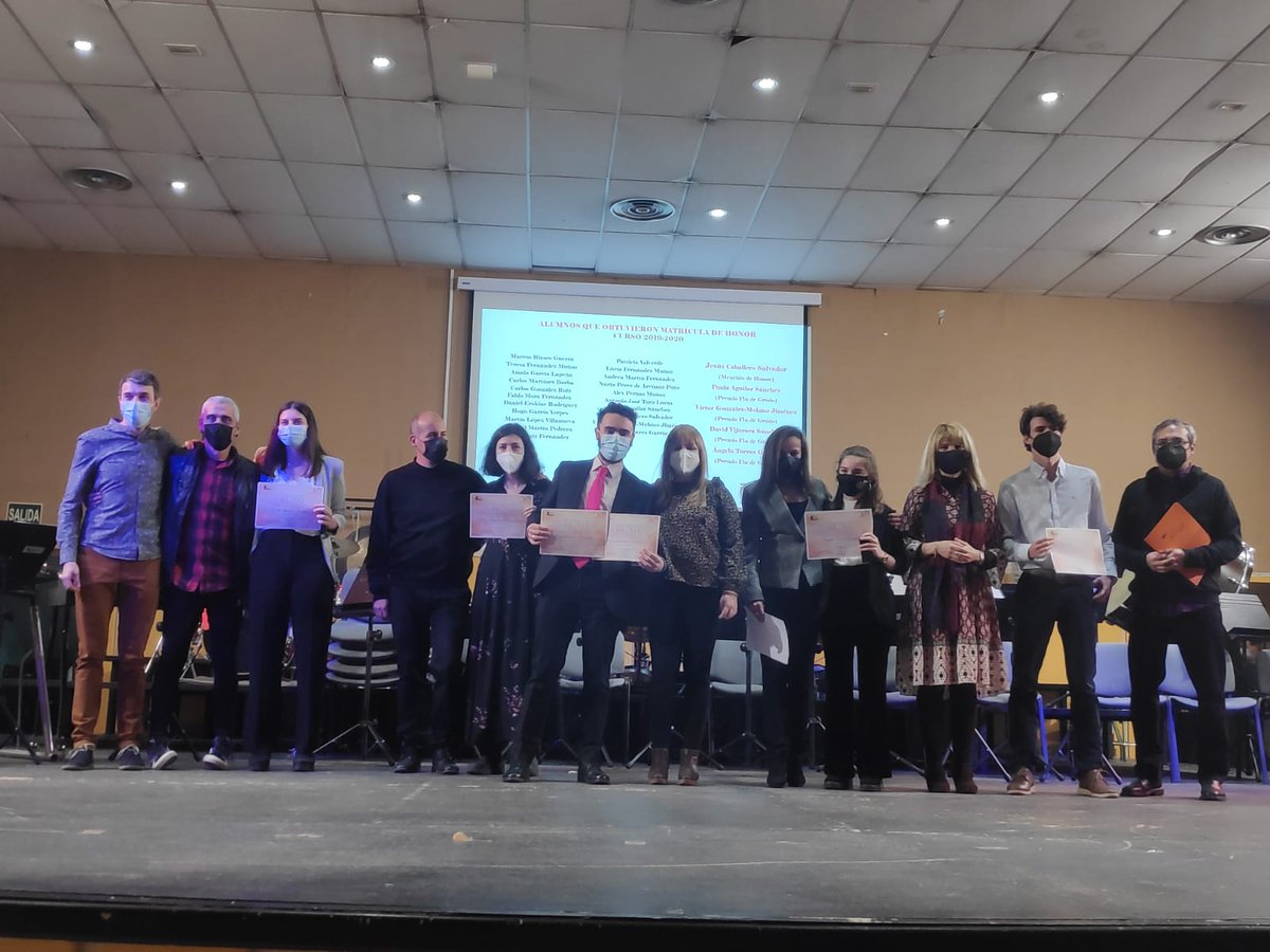 SupernenaRoja's tweet photo. Desde @AlcorconEduca con el Coordinador @Bytybajk estuvimos acompañando a l@s alumn@s de @EmmAlcorcon de las promociones 2019/20 y 2020/21 que no pudieron recoger sus orlas en su día por la pandemia. 
Acompañados también del @AMPA_EMMC_Al y de todas las familias. 
¡¡Enhorabuena!! https://t.co/TLEt4KOTBO
