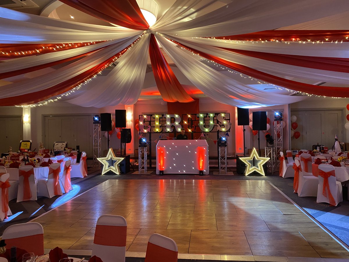 JohnPearson55's tweet photo. Once again Bedford people stepping up to help us raise more funds for ⁦@macmillancancer⁩. They only donated £23,670!! Great evening thank you all for supporting ⁦@susie_j_p⁩ and I to make this such a fantastic night💚💚 https://t.co/gNgi1iPkCo