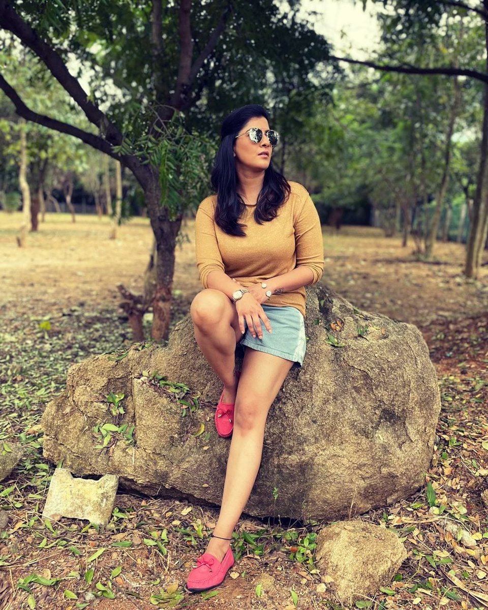 TCINEUpdate's tweet photo. The vivacious #VaralaxmiSarathkumar slays it in this casual outfit!
#varusarath5 #teamaimpr https://t.co/dIpjkFlQjU