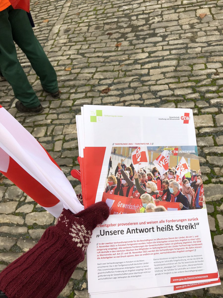 Hey <a href="/ADressel/">Andreas Dressel</a>, Sie und die TdL sagen, dass kein Bedarf an #TVStudjetzt besteht? Ich bin studentische Beschäftigte, war gestern streiken und werde das auch weiter tun, wenn nicht endlich ein #TVStud kommt! ✊ #wirhabenbedarf #IchBinHannah