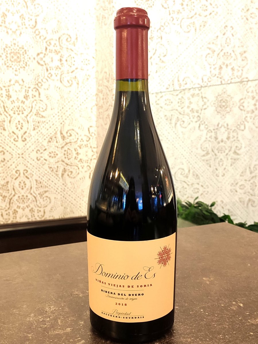 Tenemos tantos vinos 🍷 tan maravillosos en nuestra bodega que hemos decidido esta semana mostrarte algunos de los que más nos gustan👌
Empezamos con este 𝐃𝐨𝐦𝐢𝐧𝐢𝐨 𝐝𝐞 𝐄𝐬 𝐕𝐢ñ𝐚𝐬 𝐕𝐢𝐞𝐣𝐚𝐬 𝐝𝐞 𝐒𝐨𝐫𝐢𝐚 𝟐𝟎𝟏𝟖, un #RiberaDelDuero maduro y refinado🔝