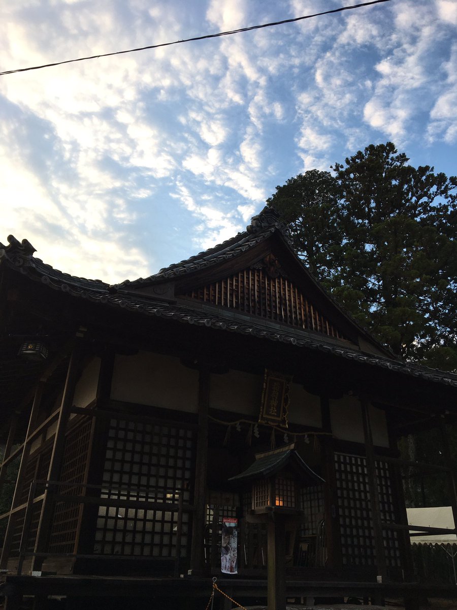 DM78753943's tweet photo. 皆様こんばんは☺️🌾🍁
当社の御本殿前にあった拝殿が11月上旬に解体され、その姿をこの世から消しました😢
江戸時代(享保年間)からこの地域を見守ってきました。
寂しく切なくなりますが、未来へ当社を繋ぐ為に、姿を変えようとも、守るべきものをしっかり守ってゆきます😌
※在りし日の拝殿と現在 https://t.co/8pH9TXBUXY