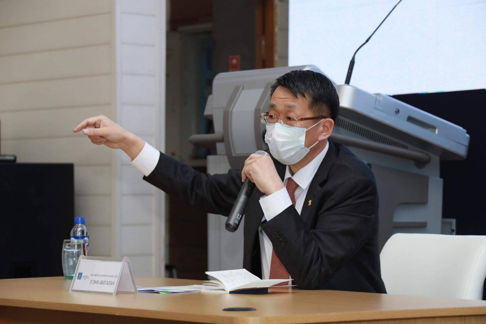 БШУ-ны сайд Л.Энх-Амгалан: Дээлтэй Монгол нэрийн дор гоё торгон дээлтэй хүүхэд шалгаруулж өргөмжлөл өгөхөө зогсоо захирал, удирдлагуудаа. Хүүхдийг багаас нь дутуугийн зовлон эдлүүлэхээ больцгооё одоо. Гоё дээлгүй байгаа нь хүүхдийн буруу биш.