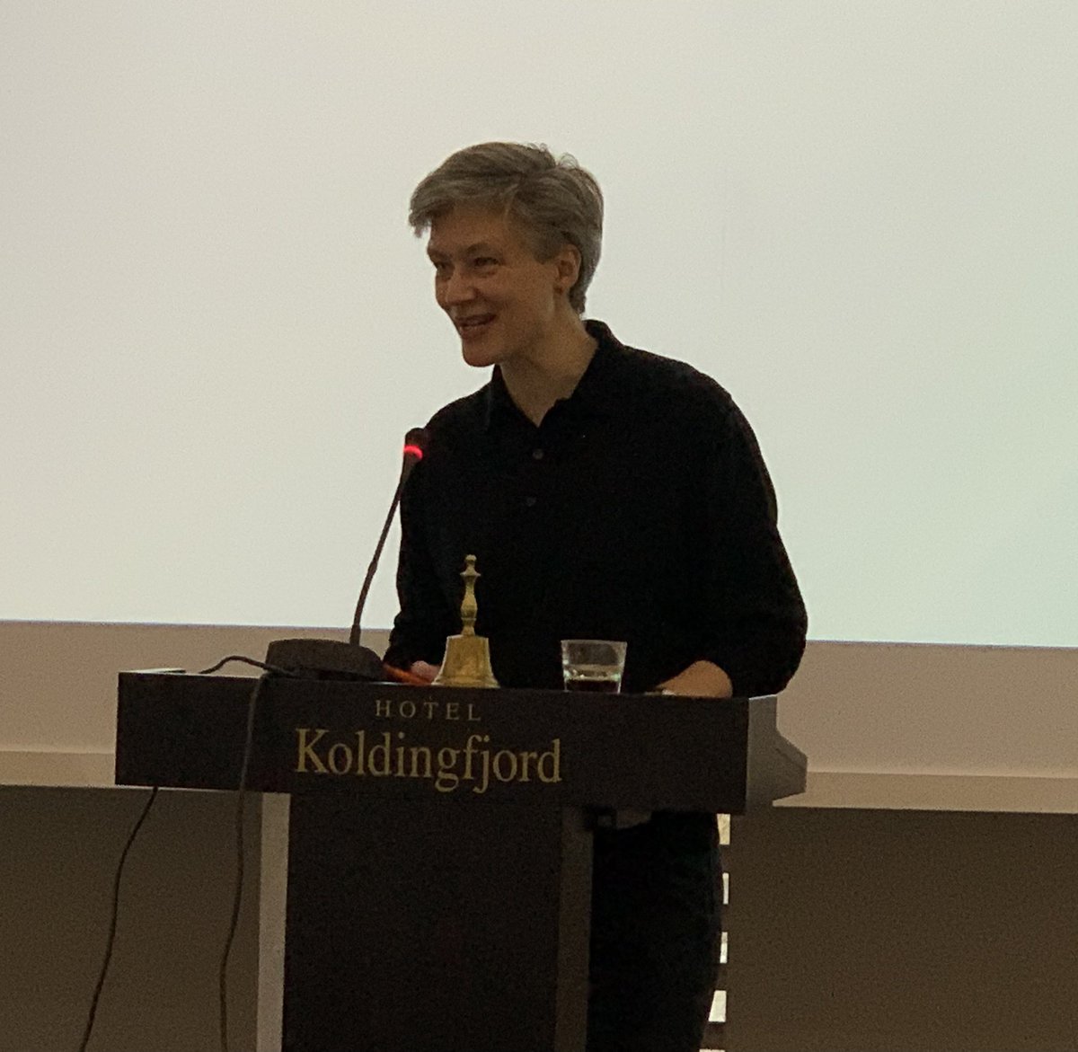 Jeg er bekymret for sundhedsvæsenet, for de ansatte og for patienterne. Der er for mange opgaver og for få til at løse dem. Vi løber for stærkt og har gjort det alt for længe. Sådan indledte <a href="/YngreLaeger/">Yngre Læger</a> formand <a href="/HelgaSchultzYL/">Helga Schultz YL</a> YLs repræsentantskabsmøde #sundpol