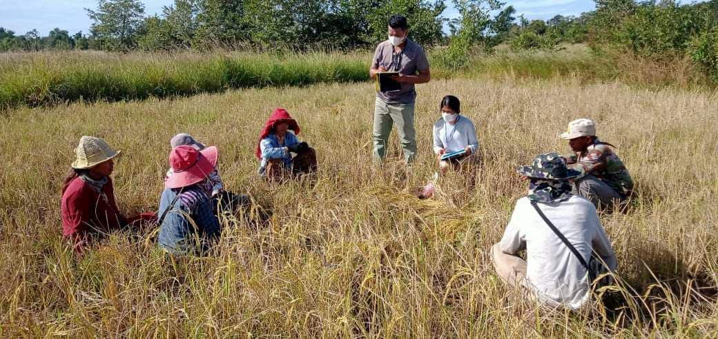 Cambodian_RC's tweet photo. Joint evaluation on #SaferRuralCommunityProject in #Preah Vihear and #Oddor Mean Chey RC Branch by ICRC and CRC focused on #Microloan activity. 1,011 families benefited from this project (210 families was handicap soldiers). https://t.co/iO6cM565Xq