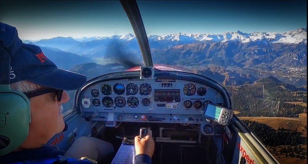 CapPopolare's tweet photo. 🇮🇹🇪🇺 La prima #neve ❄️🏔
🇬🇧🇺🇸 First #snowfall 🌨☃️

#cap #clubaviazionepopolare #piloti #pilots #aviazione #aviation #aerei #planes #experimental #autocostruiti #homebuilt #questolhofattoio #italia #italy #alps #snow #visititaly #pilotincommand

📸 Giovanni Chiappa https://t.co/QUuAfzFLSl