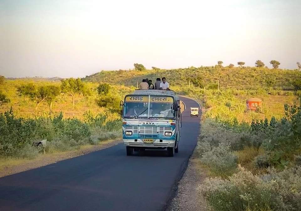 ڳوٺ جي شام جا منظر به
محبوبا جي ٽهڪن جهڙا هوندا آهن،
جن کي ڏسڻ سان دل سڪون ماڻيندي آهي،
#Tharparkar #Nangerparkar
<a href="/Jaipirkash293/">Jai pirkash Bharwani Bheel</a> <a href="/NatGeoPhotos/">Nat Geo Photography</a> <a href="/PhotosPakistan/">Pakistan Photos</a>