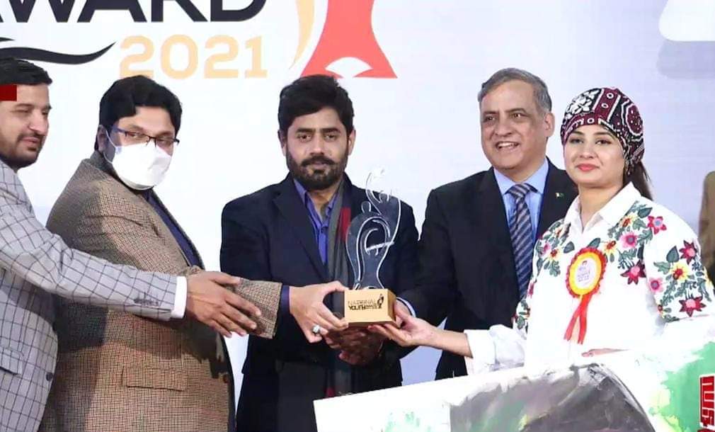 Girl with the golden fingers Saher Shah Rizvi has recieved a prestigious National Youth Award as an Achiever in the field of Arts at Convension Center Islamabad. 
#SaherShahRizvi #سنڌ_جي_سحر  #سونين_آڱرين_واري_ڇوڪري  #girlwiththegoldenfingers #artist