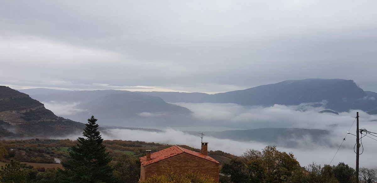 ymireta's tweet photo. Que plogui que plogui, que per aqui fa falta aigua. #Montsec #Moror #SantEsteveDeLaSarga https://t.co/nEtiHl5FBA