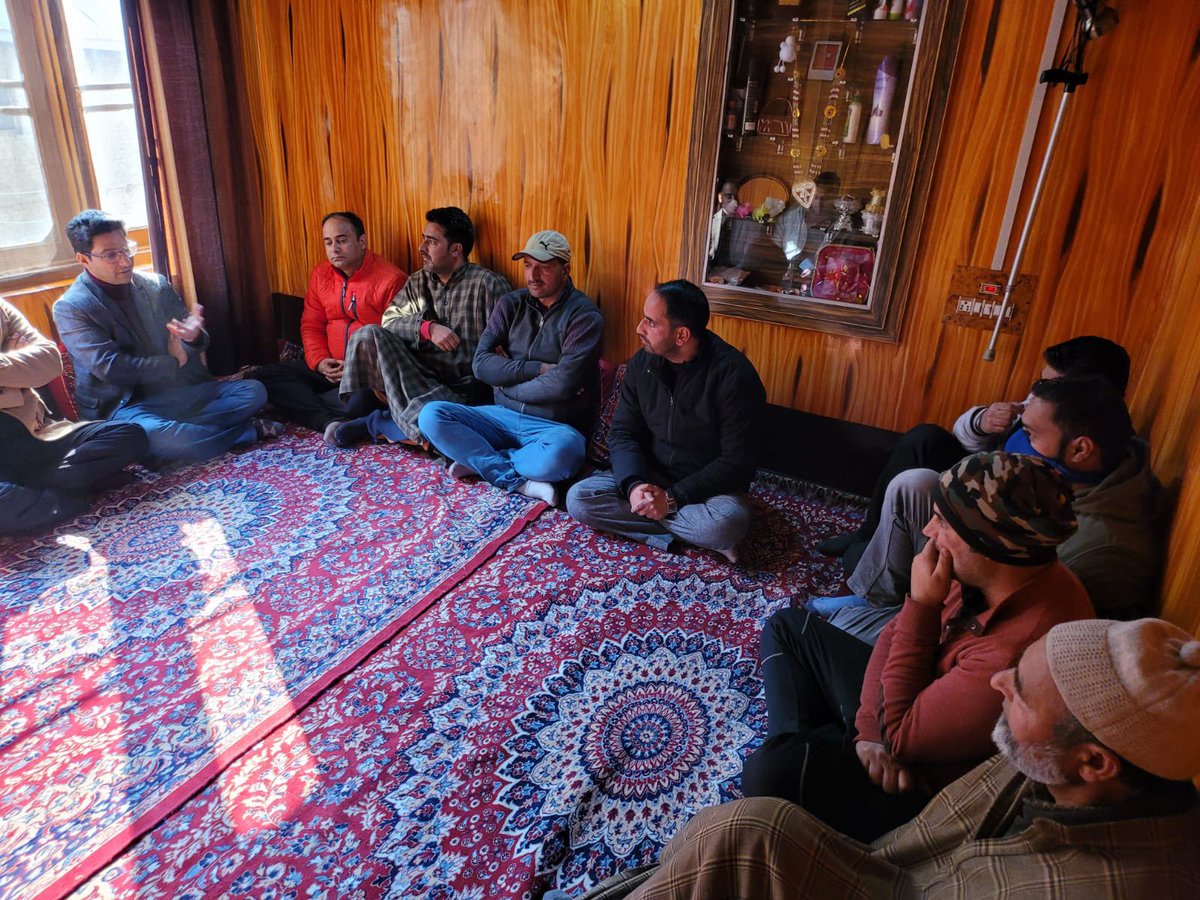 salmanalisagar's tweet photo. Visited BADARAN AISHMUQAM  with other #YNCKMR members offered condolences to Mudasar Mohidin Bhat  SARPANCH &amp; zonal Joint secretary @YNC_Kashmir on the passing away of his 8 month old son

May Angel have his best time in heaven &amp; family gets strength to bear this loss (Aameen) 🙌 https://t.co/P4NK6Ped23